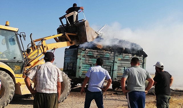 Karaman'da saman balyası yüklü römorklar alev alev yandı