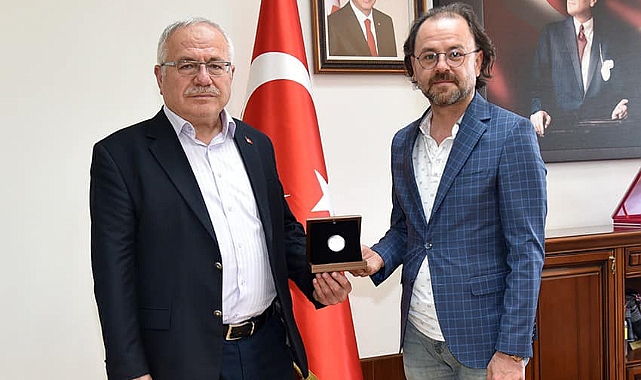 Karamanoğulları Dönemine Ait Dirhem, Rektör Namık Ak'a Takdim Edildi
