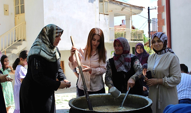 Kaymakam Gür, Aşure Dağıttı