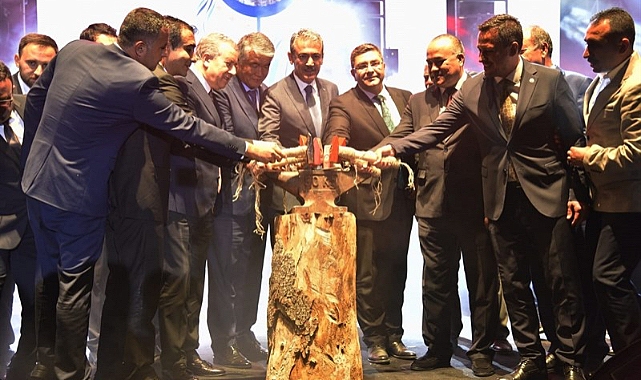 Vali Akkoyun: “Çağ açıp çağ kapatan, tarihin akışını değiştiren, dünyayı ilim, irfan ve muhabbetle aydınlatan bir ecdadın torunlarıyız."