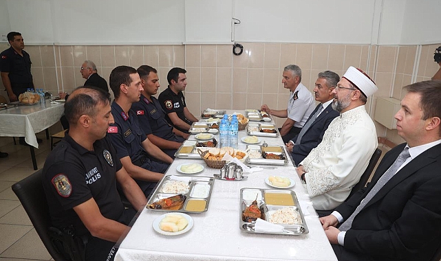 Diyanet İşleri Başkanı Erbaş, Karaman'da Mehmetçikle yemek yedi