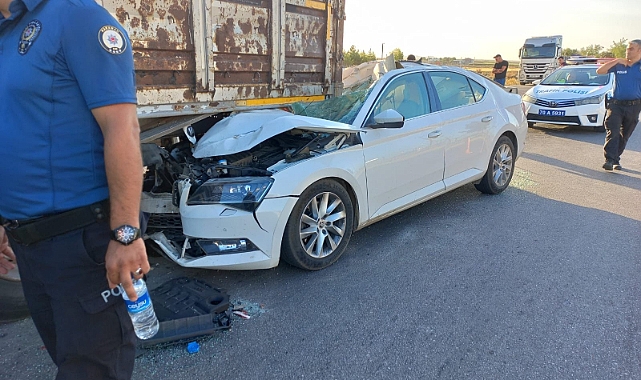Karaman'da Otomobil Çekiciye Çarptı: 4 Yaralı