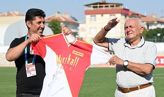 Salih Aydın formasını Karaman Futbol Kulübü'ne hediye etti