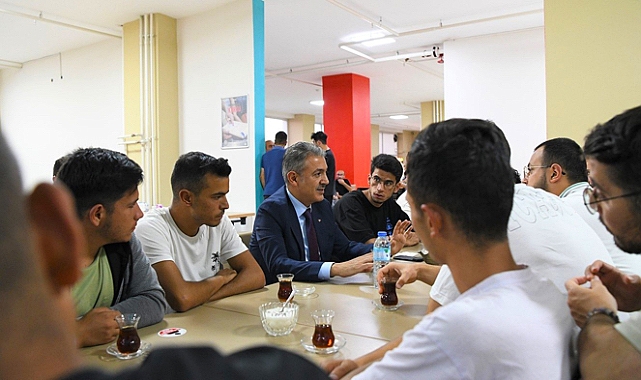 Vali Akkoyun akşam yemeğini öğrencilerle birlikte yedi