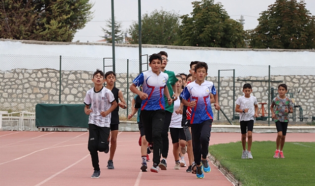 Atletizm yarışmalarında sporcular birincilik mücadelesi verdi