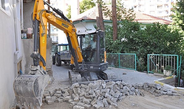 Ermenek'te Eskiyen Parkeler Yenileniyor