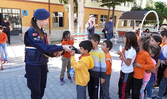 Jandarma'dan Öğrenci Ve Vatandaşlara Eğitim