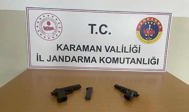 Jandarmayı görünce silahları saklamaya çalıştılar ama yinede yakalandılar