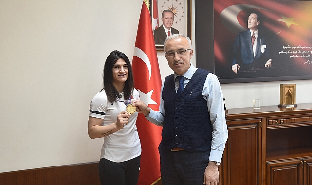 Dünya Şampiyonu Milli Sporcu Zeynep Çelik'ten Rektör Karaman'a Ziyaret