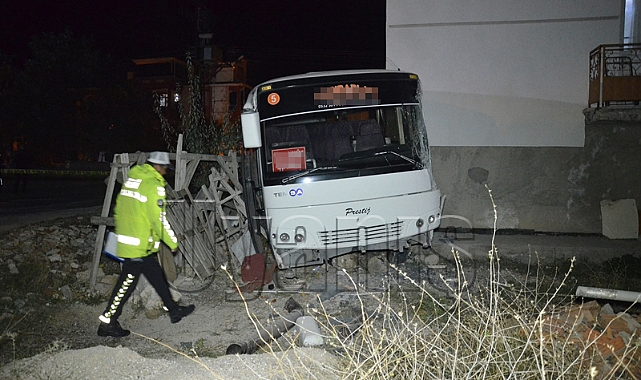 Karaman’da Kamyonet İle İşçi Servisi Çarpıştı: 12 Yaralı