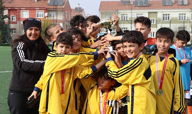 Küçükler Futbolda Şampiyon Alparslan Ortaokulu Oldu