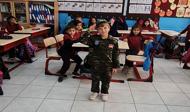 Minik Öğrenci Atatürk Oldu Arkadaşlarına Ecdadını Anlattı