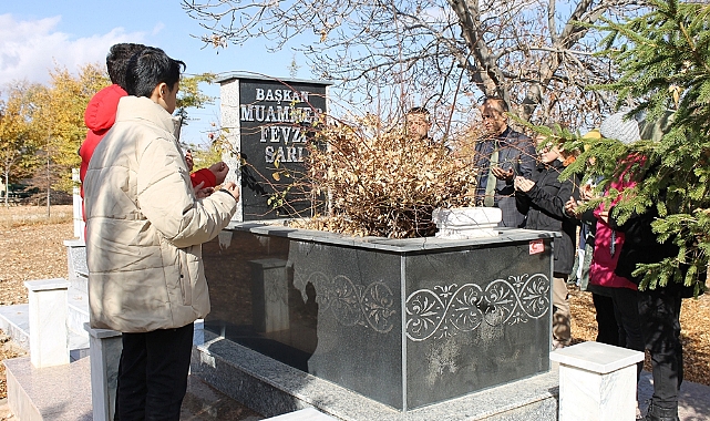 Öğrencilerden 24 Kasım Öncesi Merhum Öğretmenlere Vefa Ziyareti