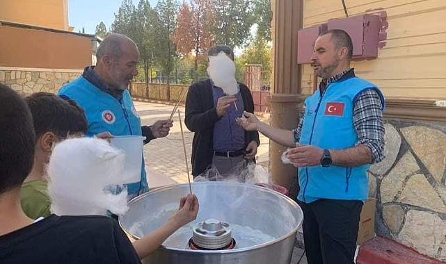 Öğrencilere Pamuk Şeker İkram Edildi