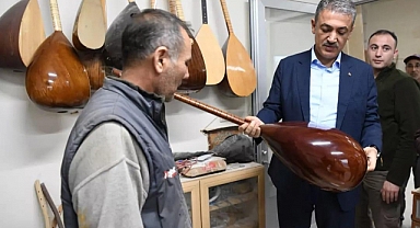 Vali Akkoyun, bağlama ustasını ziyaret etti