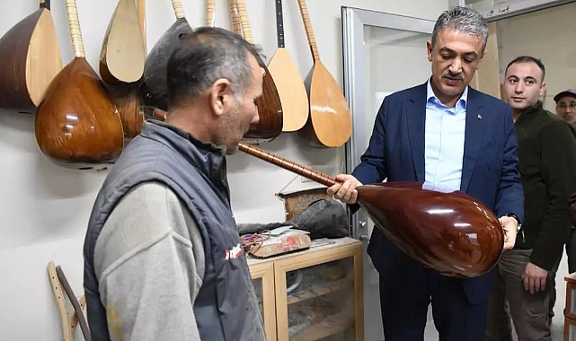 Vali Akkoyun, bağlama ustasını ziyaret etti