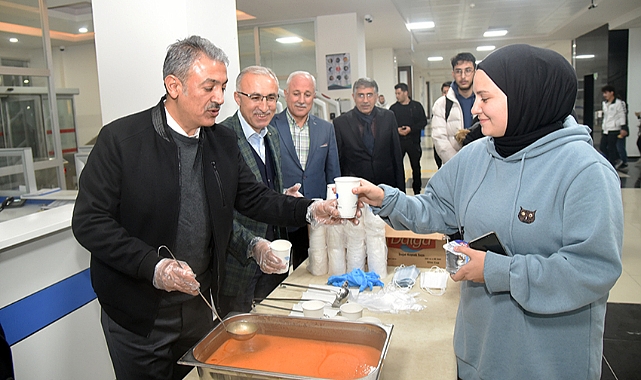 Vali Akkoyun ve Rektör Karaman'dan Öğrencilere Çorba İkramı