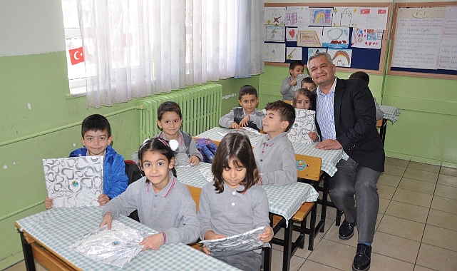Başkan Zorlu çocuklara boyama kitabı hediye etti