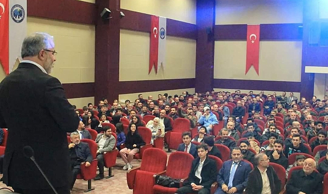Dr. Burhan İşliyen Karaman’da gençlerle buluştu