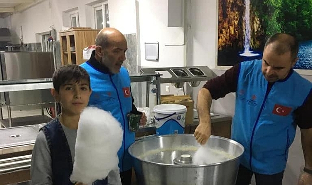Karaman'da Öğrencilere Pamuk Şeker İkram Edildi