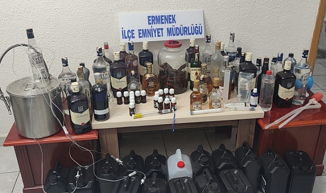 Piyasaya sahte içki satmak isteyen satıcıya polis baskını