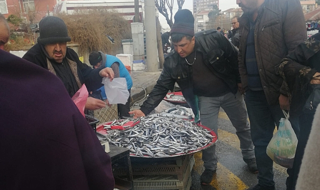 Semt Pazarında Hamsi 60 TL