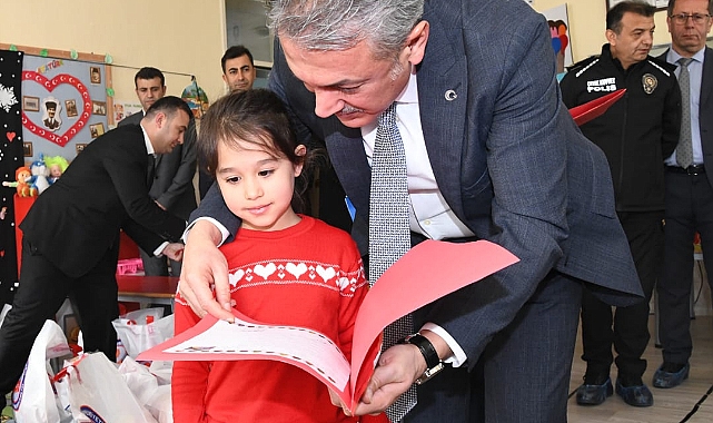 Vali Akkoyun Sarıveliler'de Öğrencilerin Karne Mutluluğuna Ortak Oldu