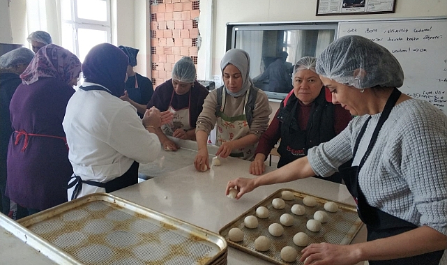 Asker eşleri depremzedeler için ekmek yaptı