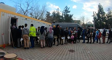 Ermenek’ten Gönderilen Seyyar Mutfak Depremzedelere Yemek Dağıtmaya Başladı