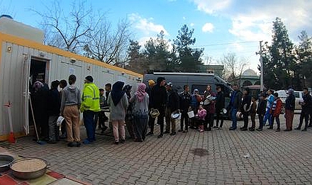 Ermenek’ten Gönderilen Seyyar Mutfak Depremzedelere Yemek Dağıtmaya Başladı