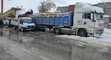 Karaman'dan Deprem Bölgelerine 5 Tır Odun ve 4 Tır Kömür Desteği