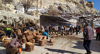 Karaman ilçeleri, köyleriyle tek yürek oldu. Deprem bölgesine yardım yağıyor