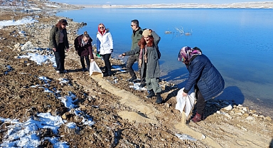 Sulak alanların çevresi temizlendi. Kuşlara yem bırakıldı