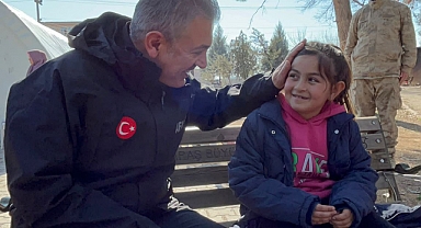 Vali Akkoyun Çadır Kent’teki vatandaşları ziyaret etti