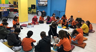 Depremzede Çocuklar Üşümesin Diye Yoğurt Kovalarından Atkı Ördüler