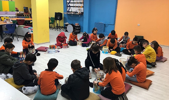 Depremzede Çocuklar Üşümesin Diye Yoğurt Kovalarından Atkı Ördüler