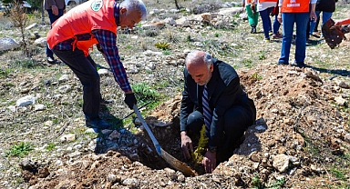 Genç TEMA'dan depremde hayatını kaybeden öğrenciler adına hatıra ormanı