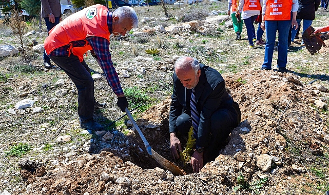 Genç TEMA'dan depremde hayatını kaybeden öğrenciler adına hatıra ormanı