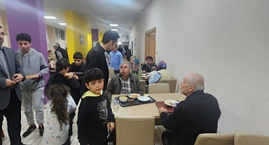 Kaymakam Saka, İftarını Depremzedelerle açtı