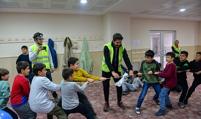 KMÜ Öğrencilerinden Minik Çocuklara Bi'dolu Eğlence