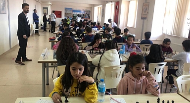 Mahalli Satranç Turnuvasının Kupaları Sahiplerini Buldu