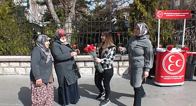 MHP'li kadınlar karanfil dağıttı