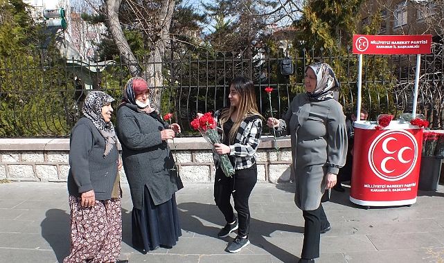 MHP'li kadınlar karanfil dağıttı