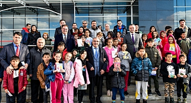 Rektör Gavgalı Çocuklara Kitap Hediye Etti