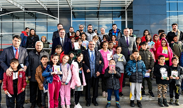 Rektör Gavgalı Çocuklara Kitap Hediye Etti