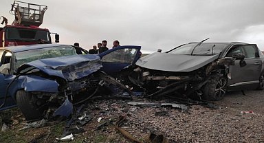2 otomobilin çarpıştığı kazada 1 kişi öldü, 2 kişi yaralandı