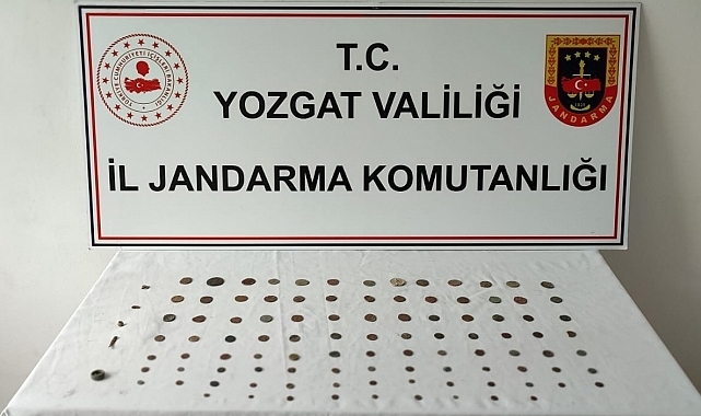 Bir otomobilde 100 sikke ele geçirildi