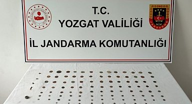 Bir otomobilde 100 sikke ele geçirildi