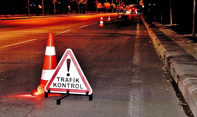 Devrilen hafif ticari araçtaki 2 kişi yaralandı