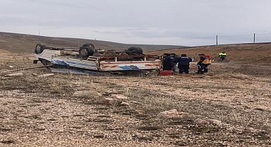 Devrilen kamyonetin sürücüsü öldü